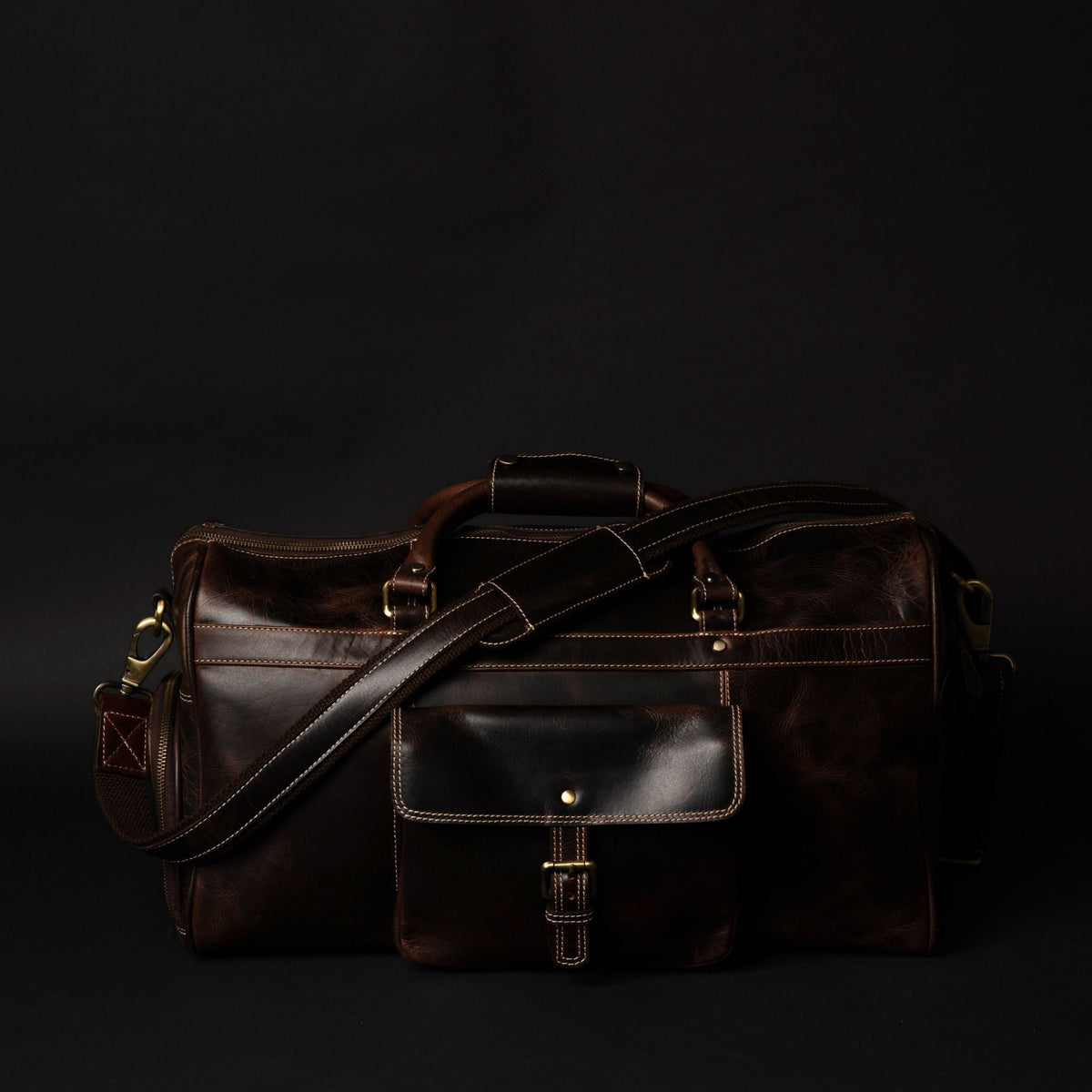 Le sac de voyage The Voyager Duffle en cuir pleine fleur vieilli marron