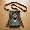 Pochette de téléphone en daim perlé ~ Sauge et rosette à franges