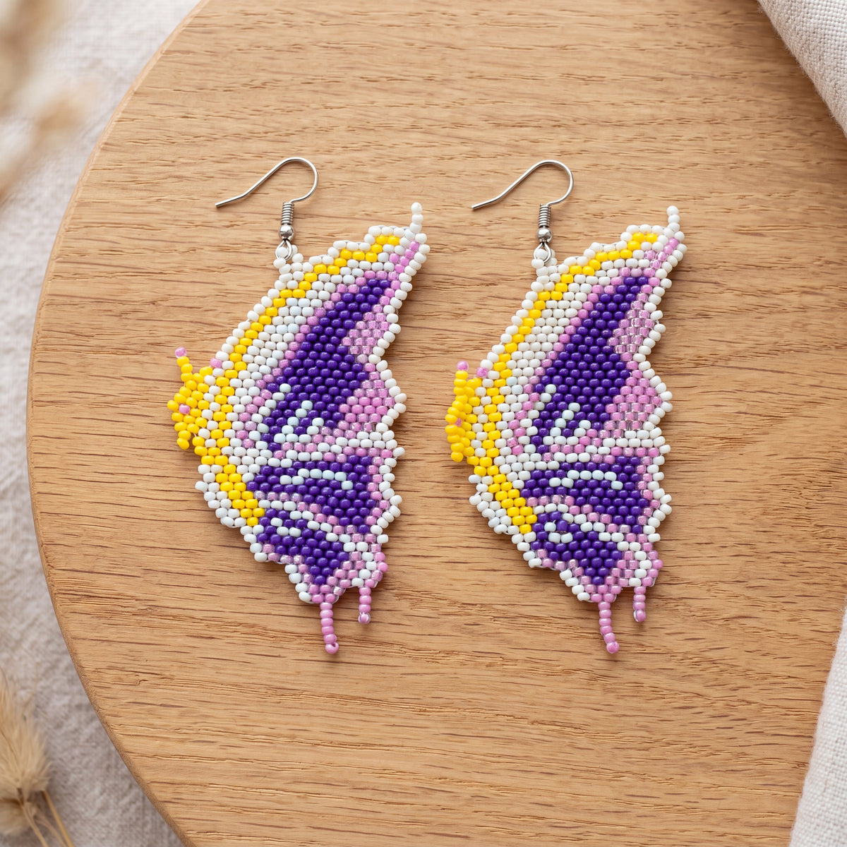 Boucles d'oreilles pendantes perlées Ailes de papillon — Violet, or et rose