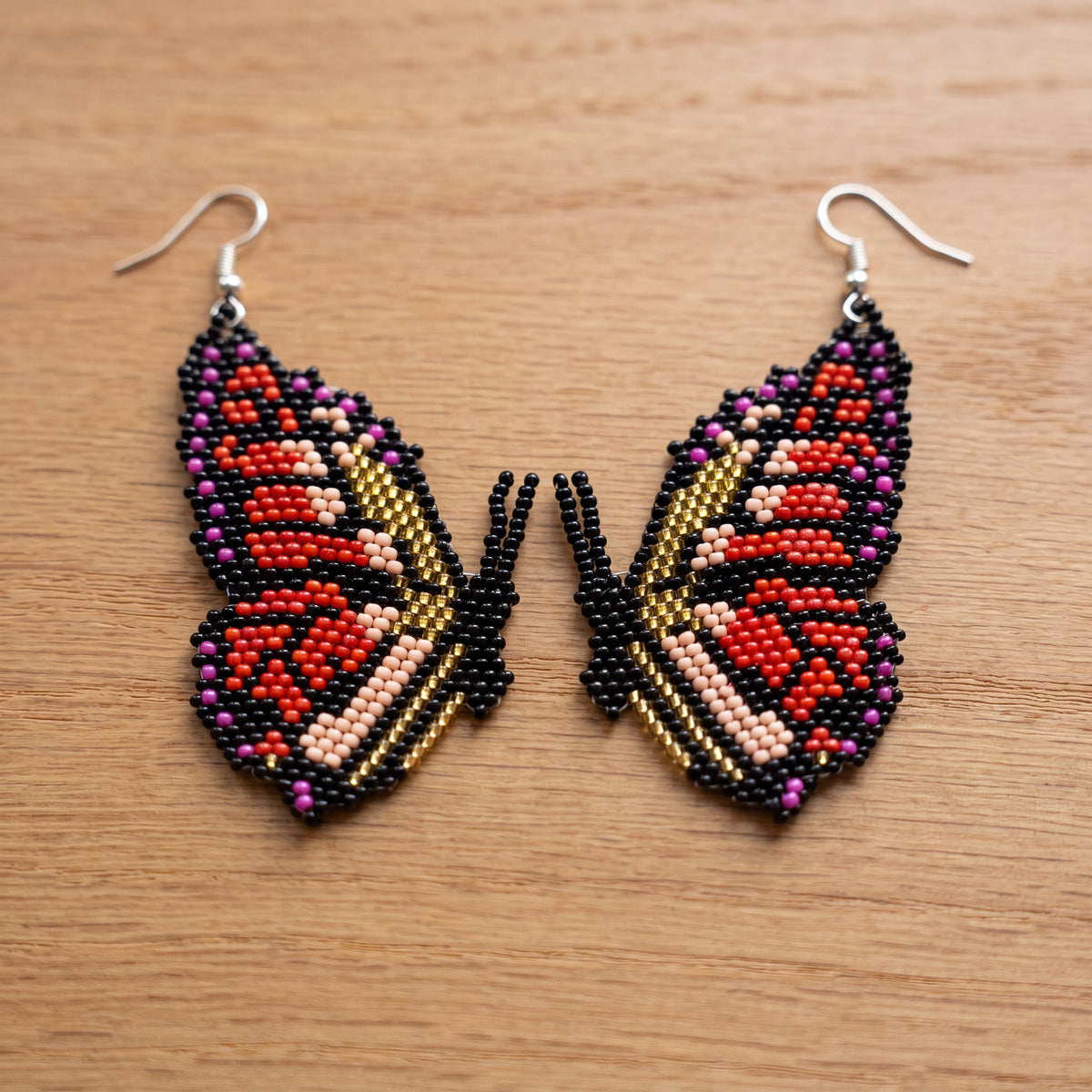 Boucles d'oreilles papillon dorées perlées