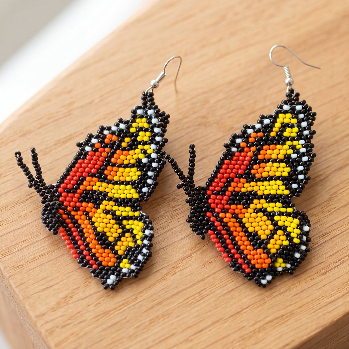 Boucles d'oreilles papillon perlées rouges et blanches