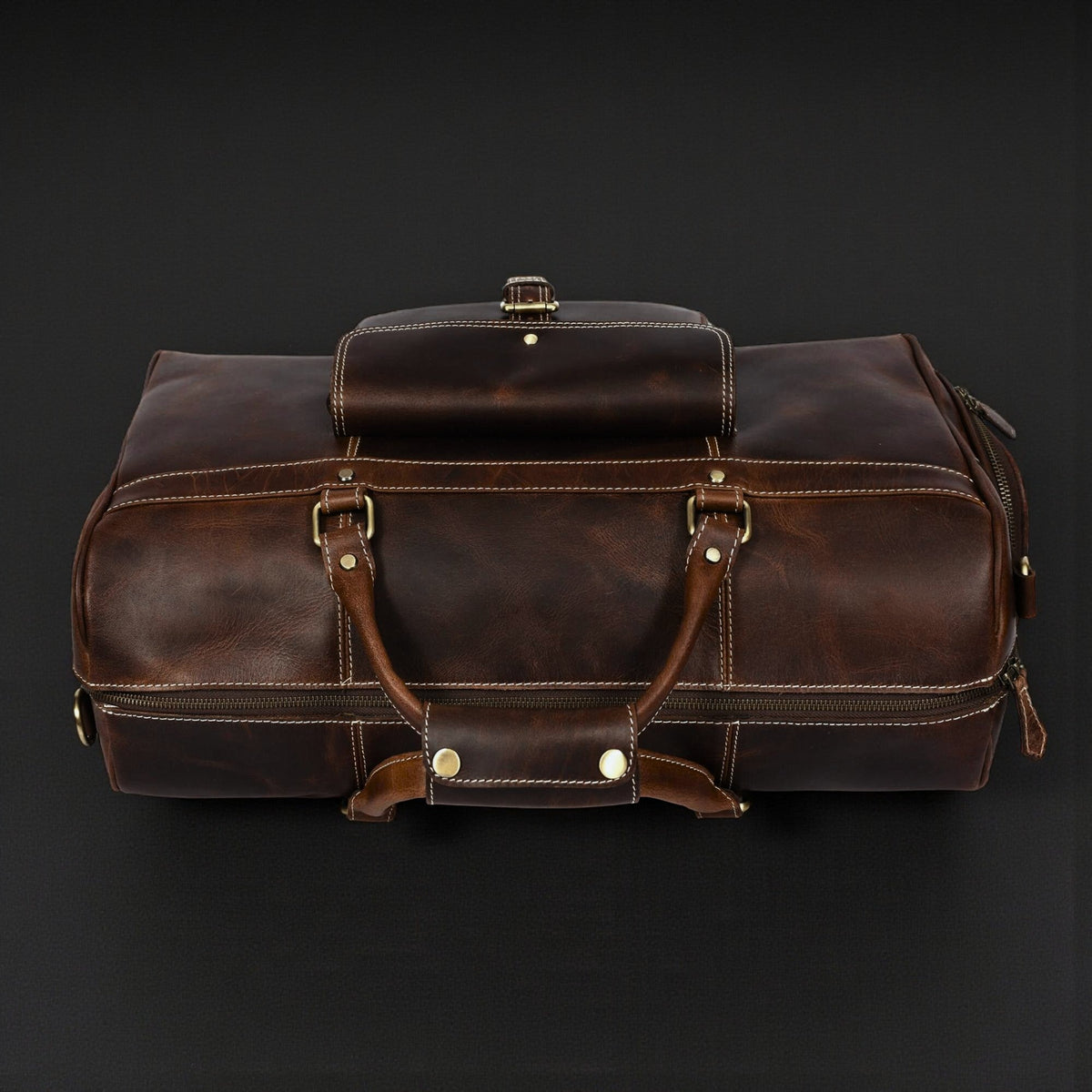 Le sac de voyage The Voyager Duffle en cuir pleine fleur vieilli marron