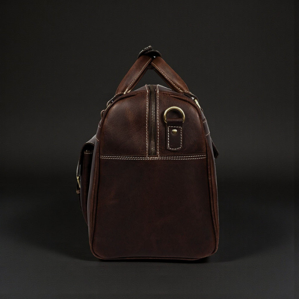 Le sac de voyage The Voyager Duffle en cuir pleine fleur vieilli marron