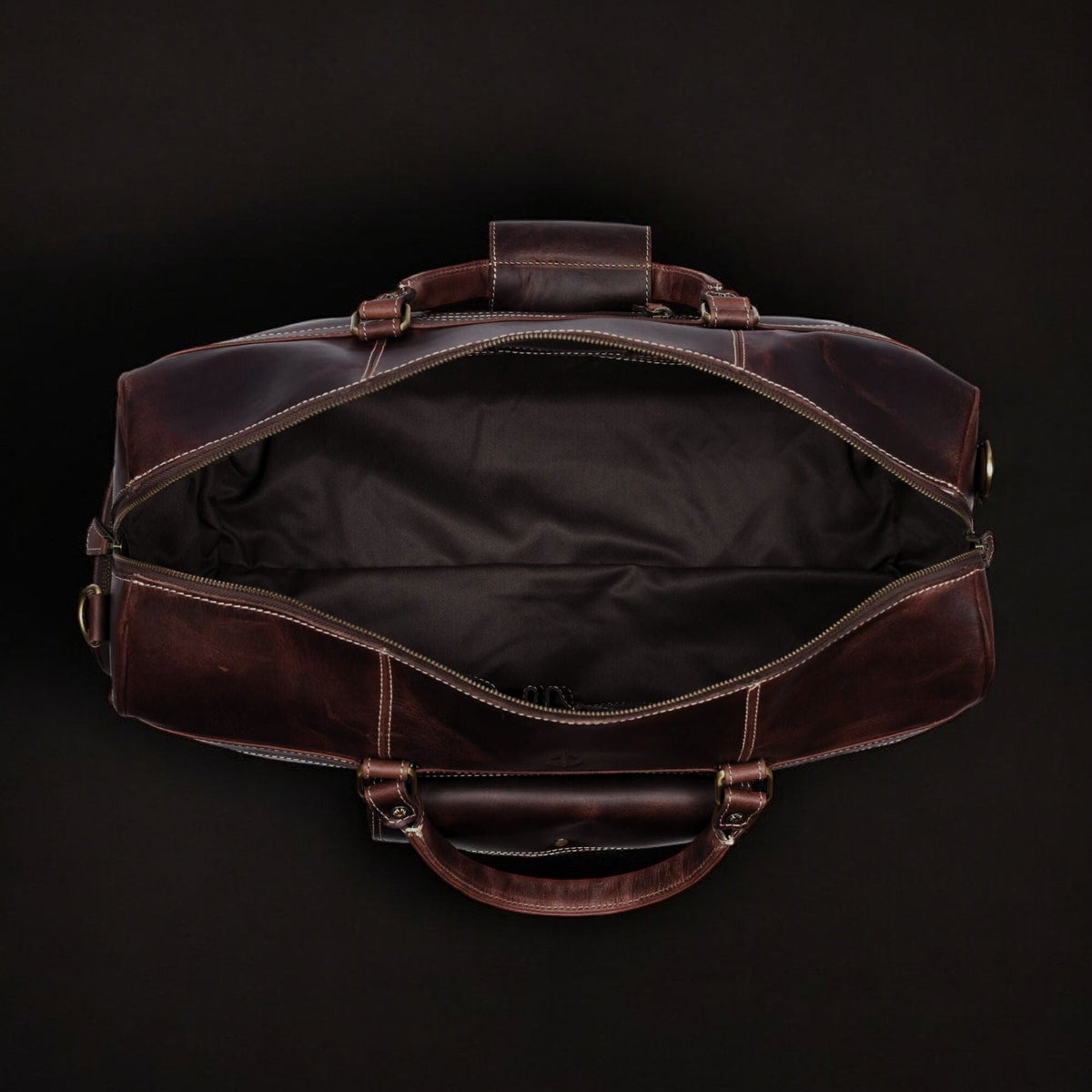 Le sac de voyage The Voyager Duffle en cuir pleine fleur vieilli marron