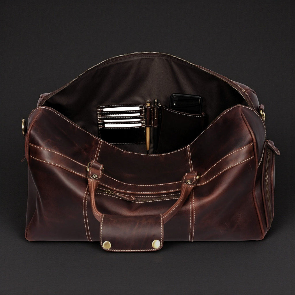 Le sac de voyage The Voyager Duffle en cuir pleine fleur vieilli marron