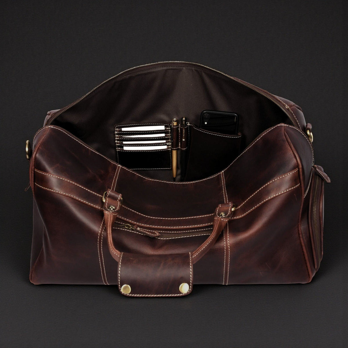 Le sac de voyage The Voyager Duffle en cuir pleine fleur vieilli marron